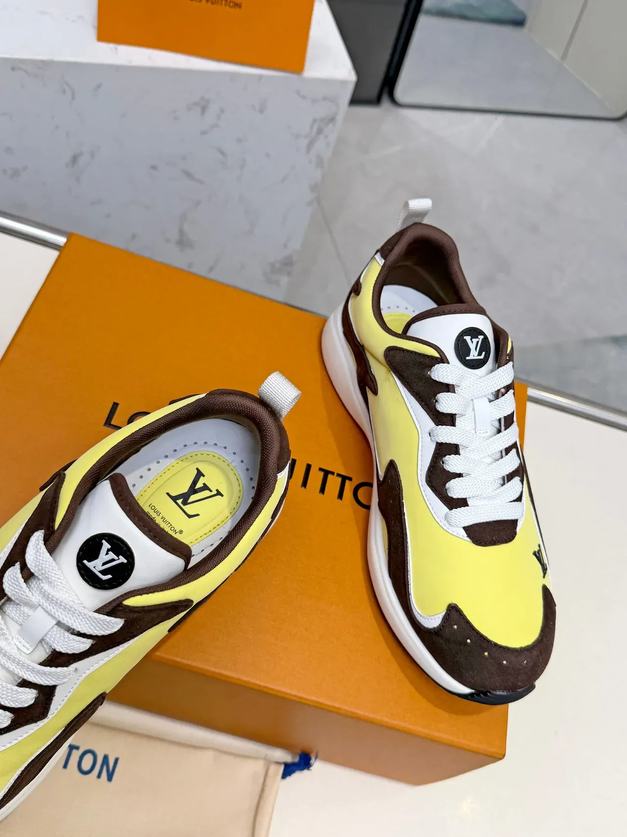 লুইস ভিটন LV Trainer হলুদ বাদামী অসমমিত প্যানেল নির্মাণ স্যুয়েড এবং চকচকে চামড়া কনট্রাস্ট লাইফস্টাইল স্নিকার 3