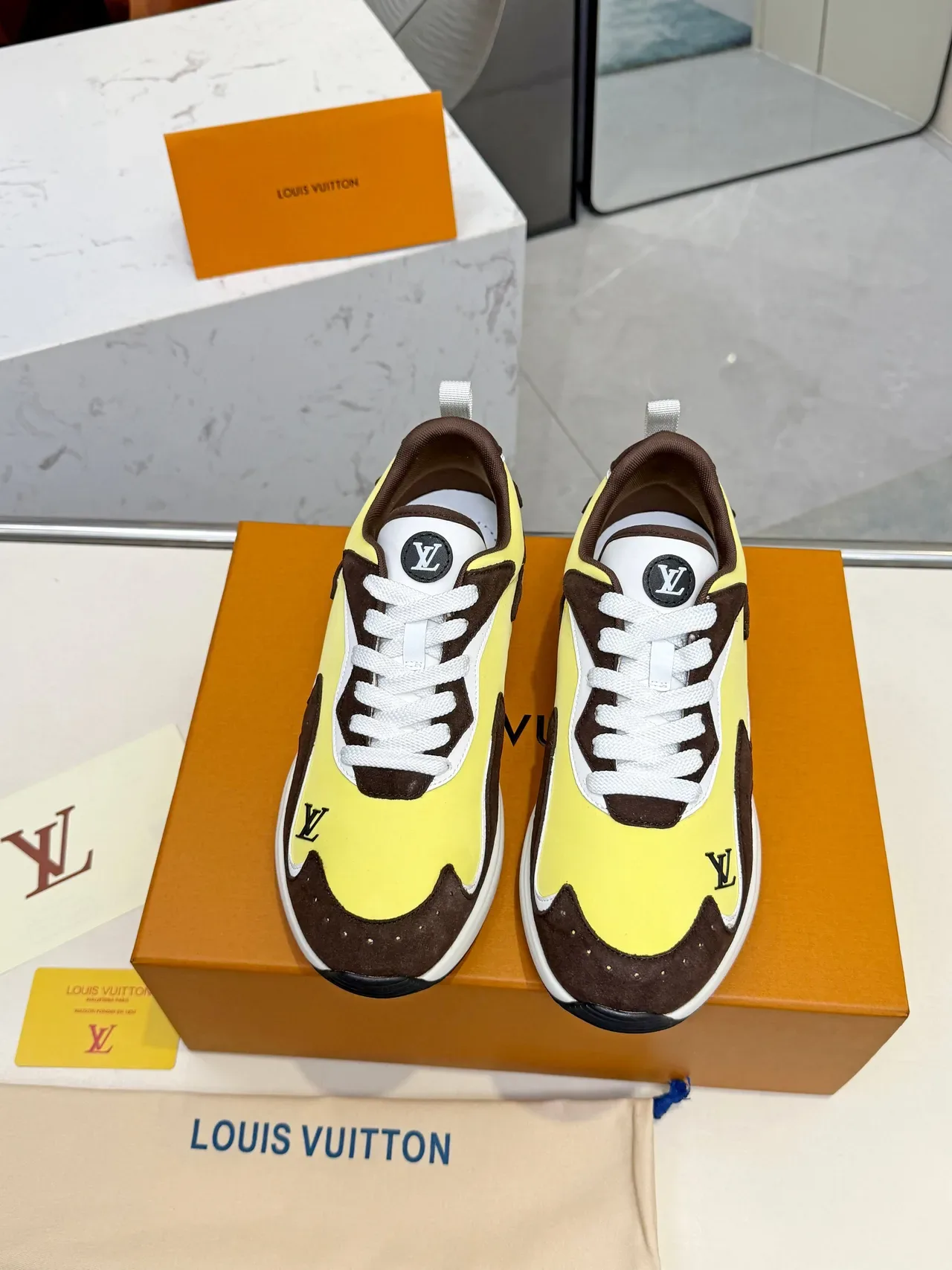 লুইস ভিটন LV Trainer হলুদ বাদামী অসমমিত প্যানেল নির্মাণ স্যুয়েড এবং চকচকে চামড়া কনট্রাস্ট লাইফস্টাইল স্নিকার 4