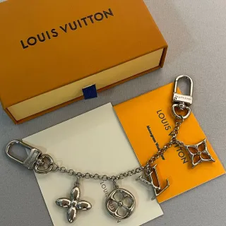Chaveiro Louis Vuitton Monogram Charm Keychain de metal prateado