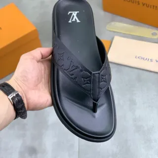 Louis Vuitton मोनोग्राम उभरा हुआ काले थोंग सैंडल