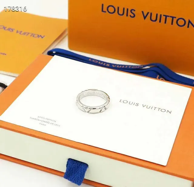 Anéis Louis Vuitton Monogram Gravados em Ouro e Prata 9