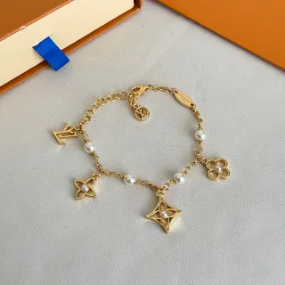 Louis Vuitton মোনোগ্রাম ফুল এবং তারা চার্ম গোল্ড-টোন পার্ল ব্রেসলেট