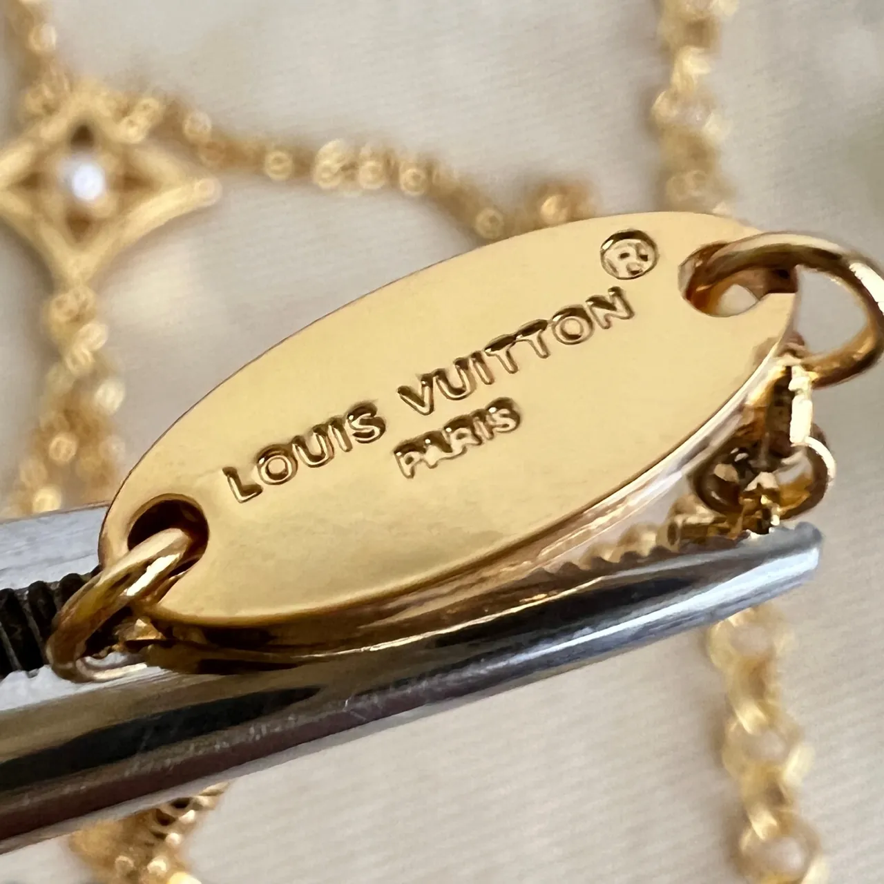 Louis Vuitton Monogram Charme Fleur et Étoile Bracelet Perles à Ton Doré 2