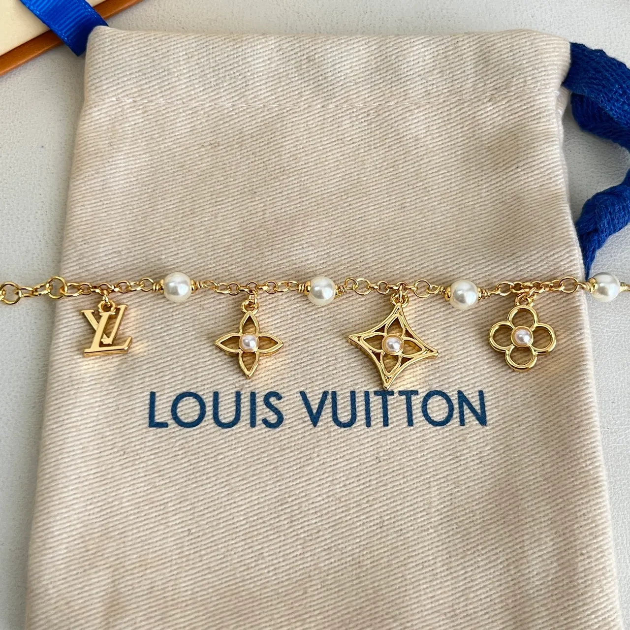 Louis Vuitton Monogram Charme Fleur et Étoile Bracelet Perles à Ton Doré 3