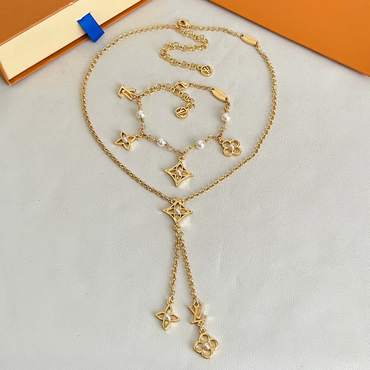Louis Vuitton Monogram Charme Fleur et Étoile Bracelet Perles à Ton Doré 5