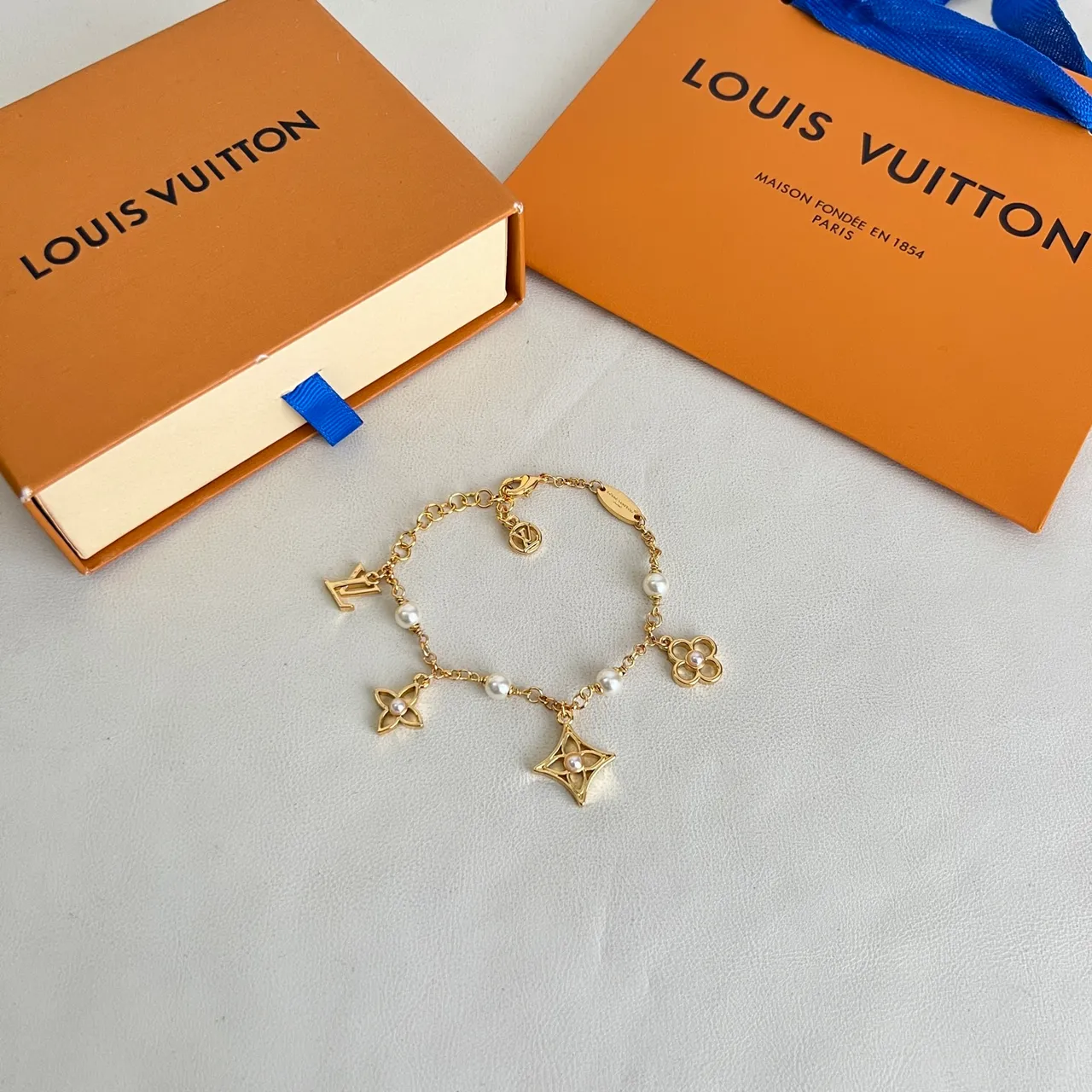 Louis Vuitton Monogram Charme Fleur et Étoile Bracelet Perles à Ton Doré 6