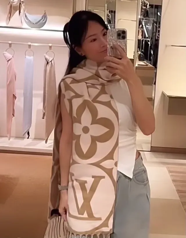Louis Vuitton Monogram Flower Beige and White Shawl 3