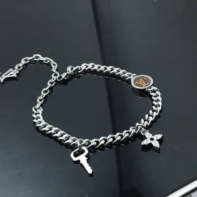 Bracelete Louis Vuitton Monogram Corrente Transparente Prateada Pavé-Crystal LV 4