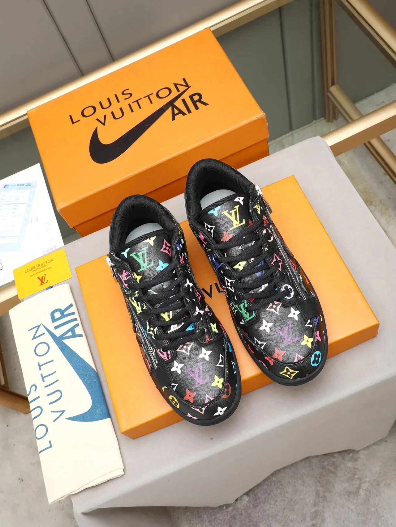 Louis Vuitton Zapatillas Lifestyle de Cuero con Impresión Monogram, Cremallera y Upper Bajo 2