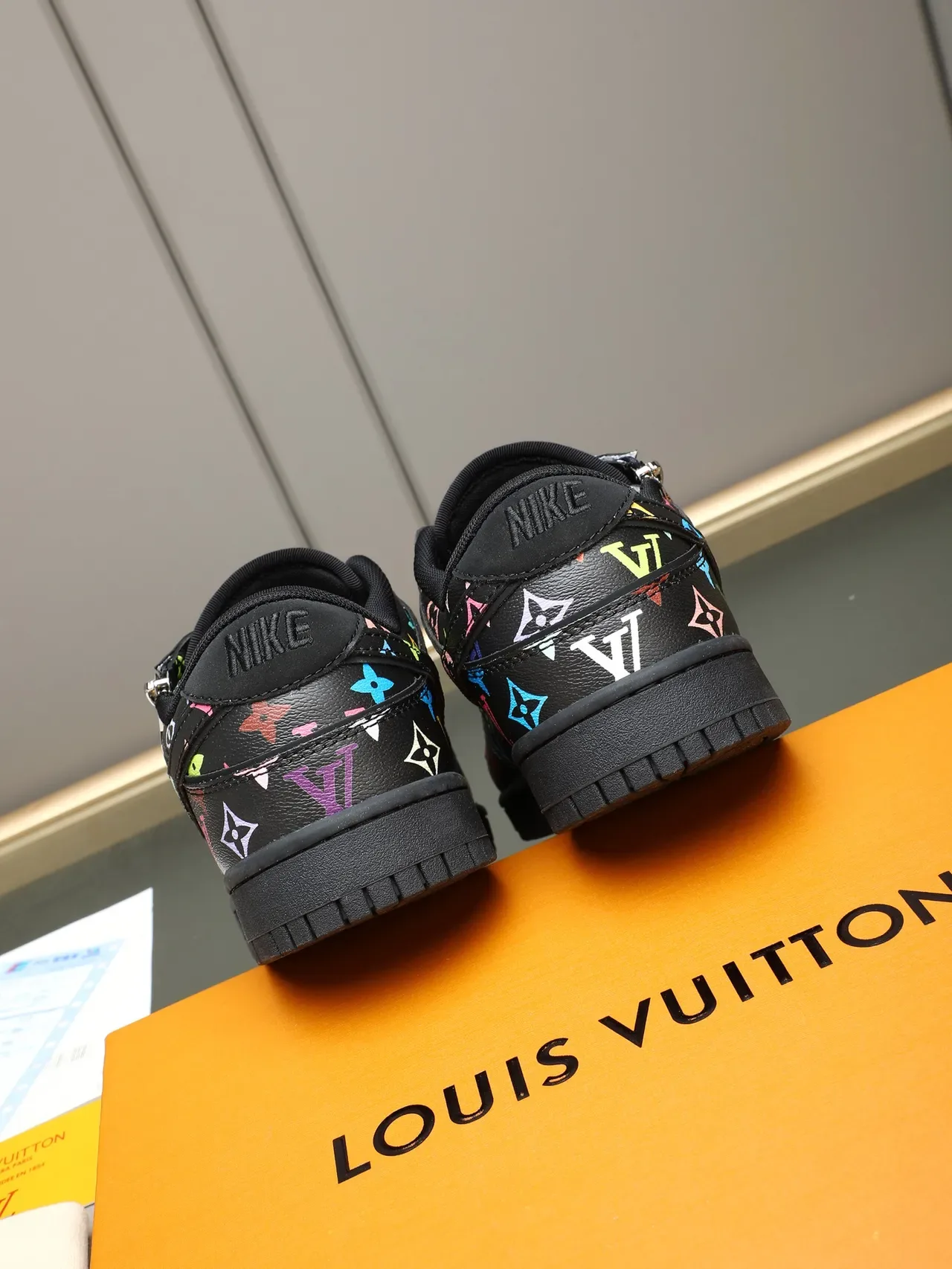 Louis Vuitton Zapatillas Lifestyle de Cuero con Impresión Monogram, Cremallera y Upper Bajo 3