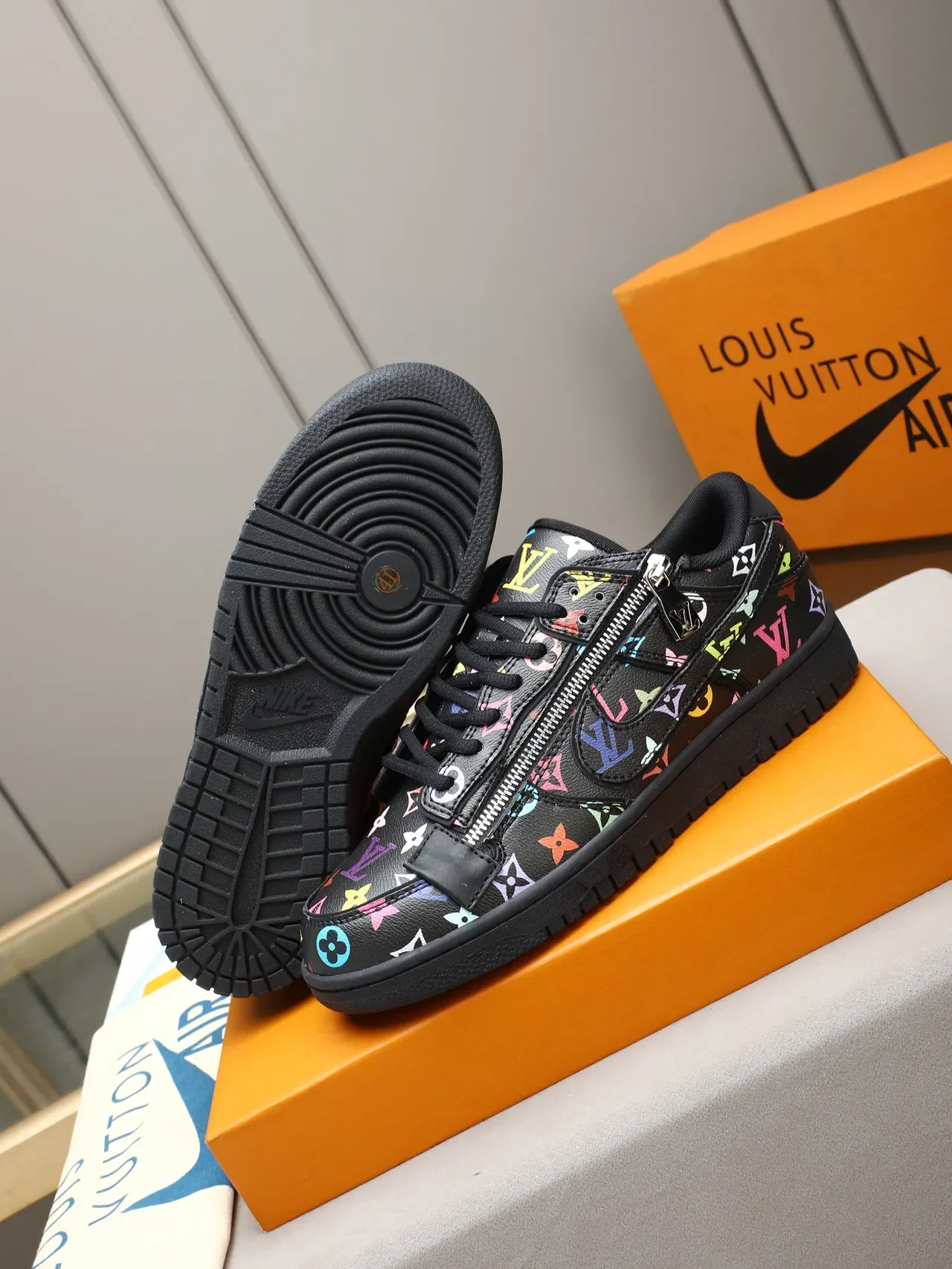 Louis Vuitton Zapatillas Lifestyle de Cuero con Impresión Monogram, Cremallera y Upper Bajo 4