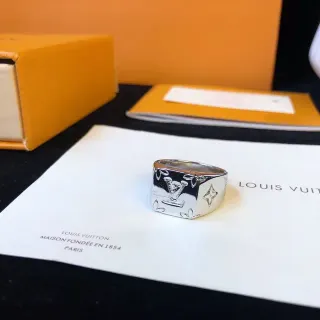 خاتم Louis Vuitton Monogram بالفضة المصقول