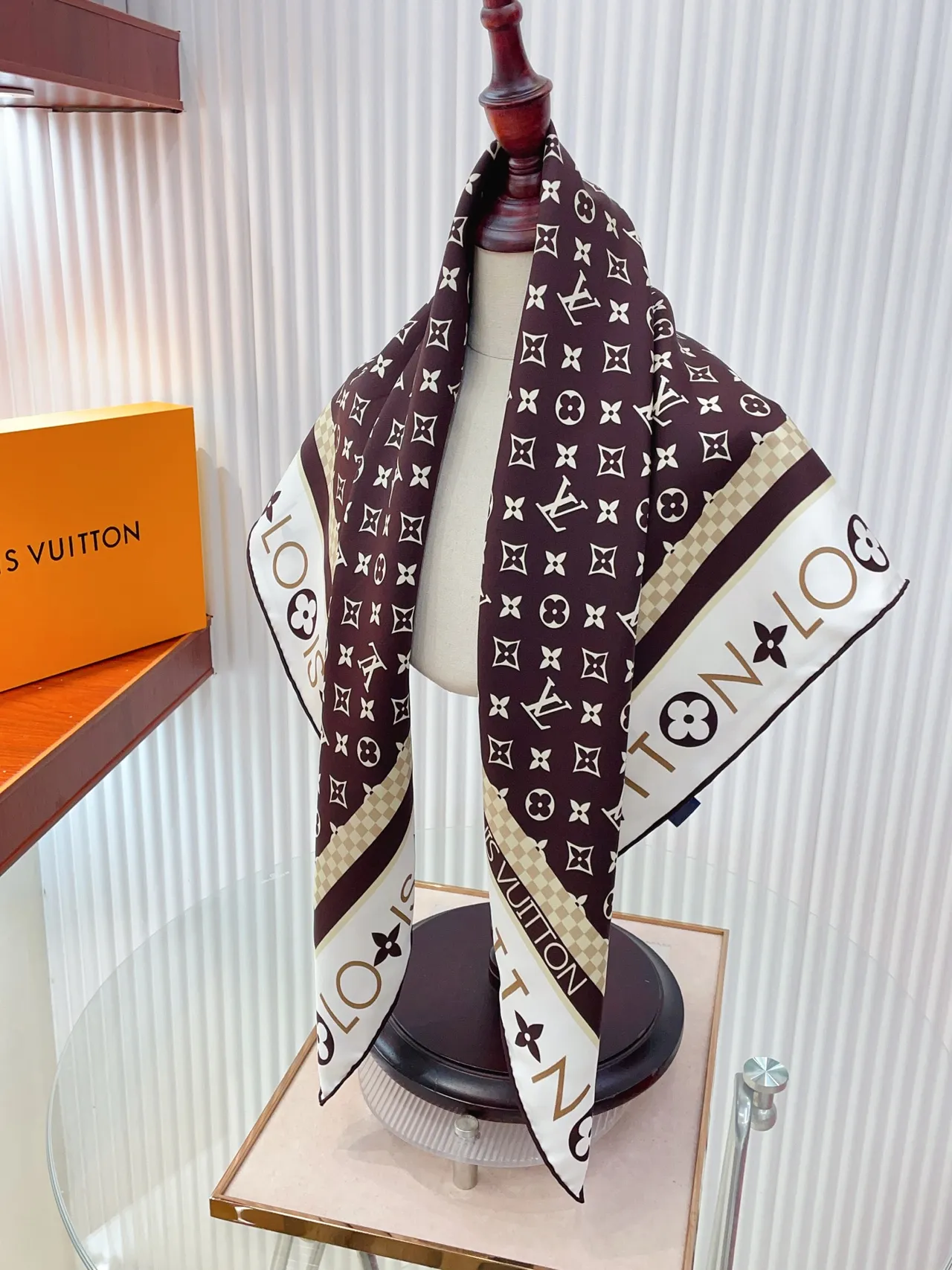 Louis Vuitton MY LV Luggage 90 Marron Beige Motif Monogram Bordé Carré Écharpe en Soie 2