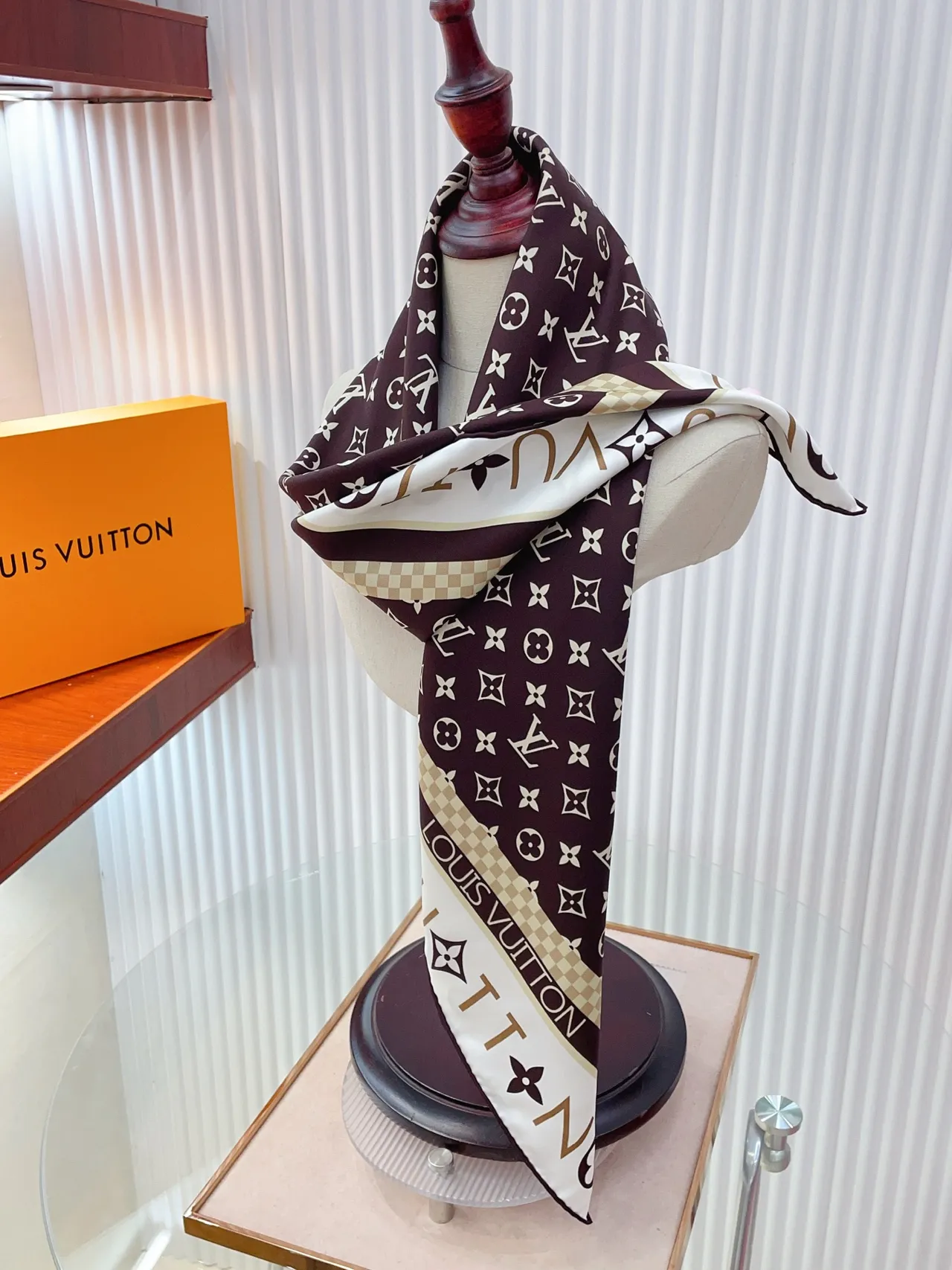 Louis Vuitton MY LV Luggage 90 Marron Beige Motif Monogram Bordé Carré Écharpe en Soie 3