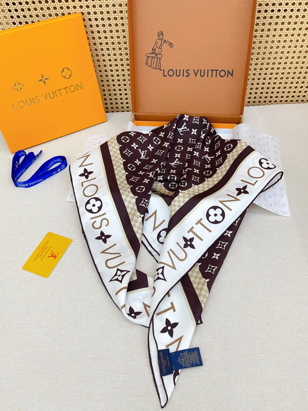 Louis Vuitton MY LV Luggage 90 Marron Beige Motif Monogram Bordé Carré Écharpe en Soie 5