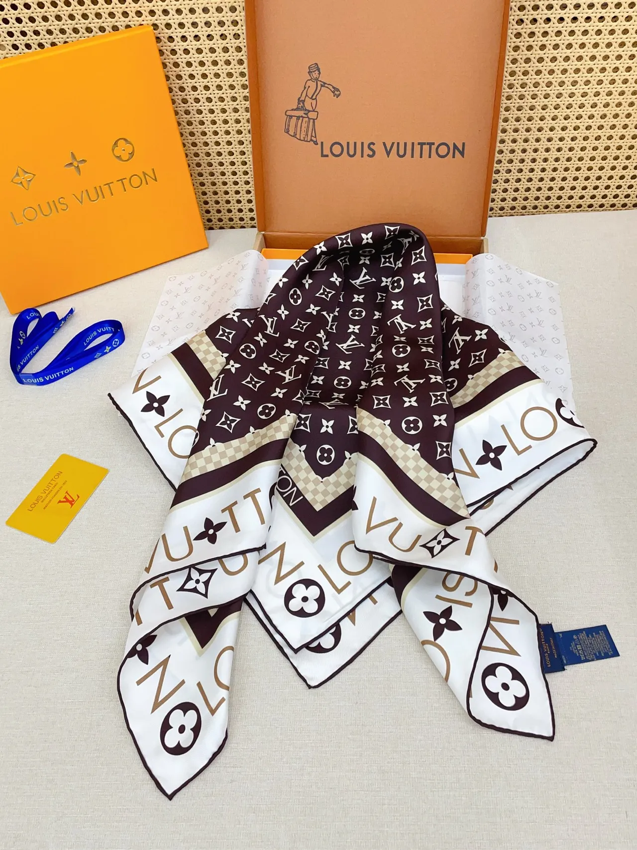 Louis Vuitton MY LV Luggage 90 Marron Beige Motif Monogram Bordé Carré Écharpe en Soie 6