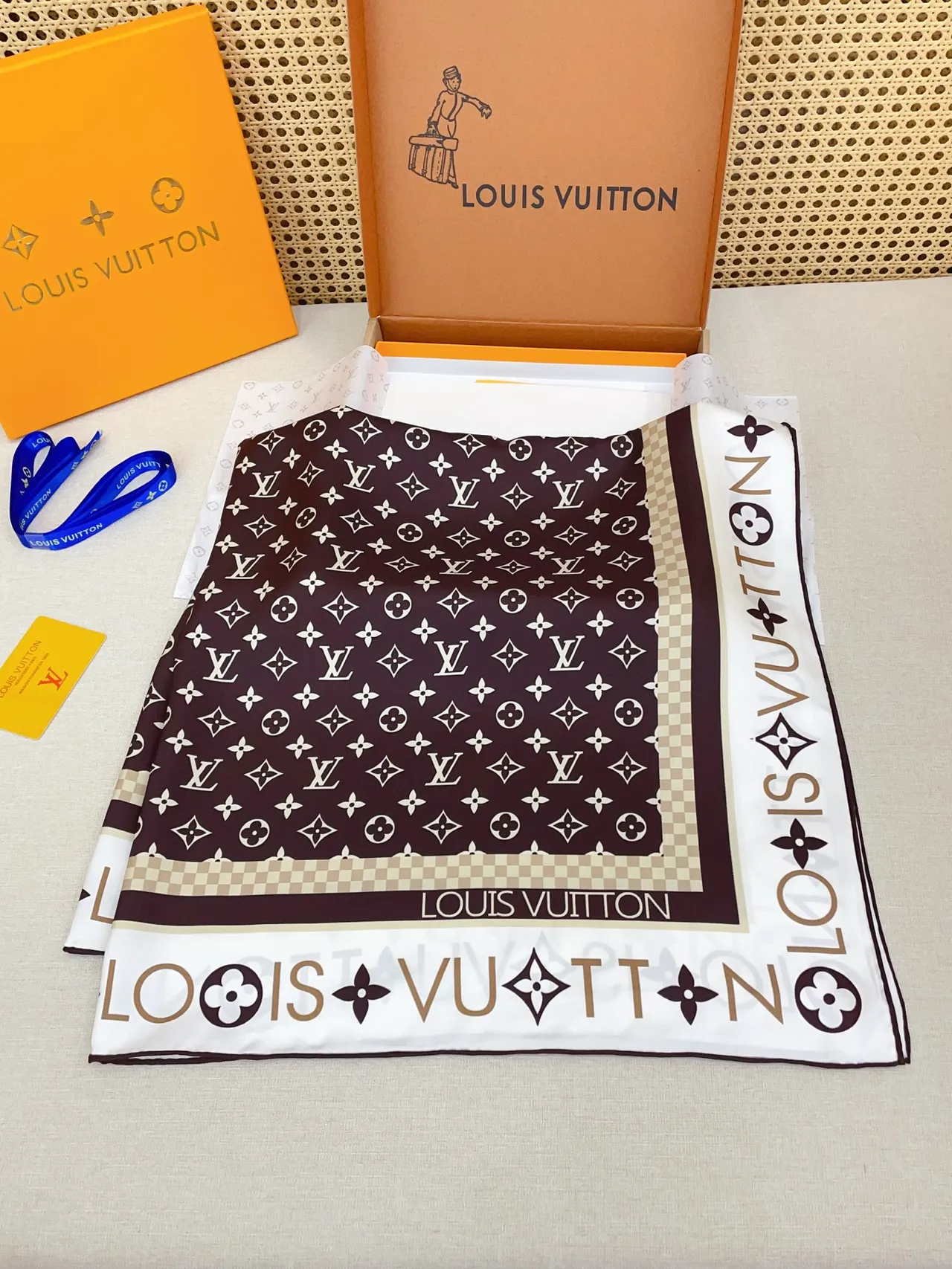 Louis Vuitton MY LV Luggage 90 Marron Beige Motif Monogram Bordé Carré Écharpe en Soie 8