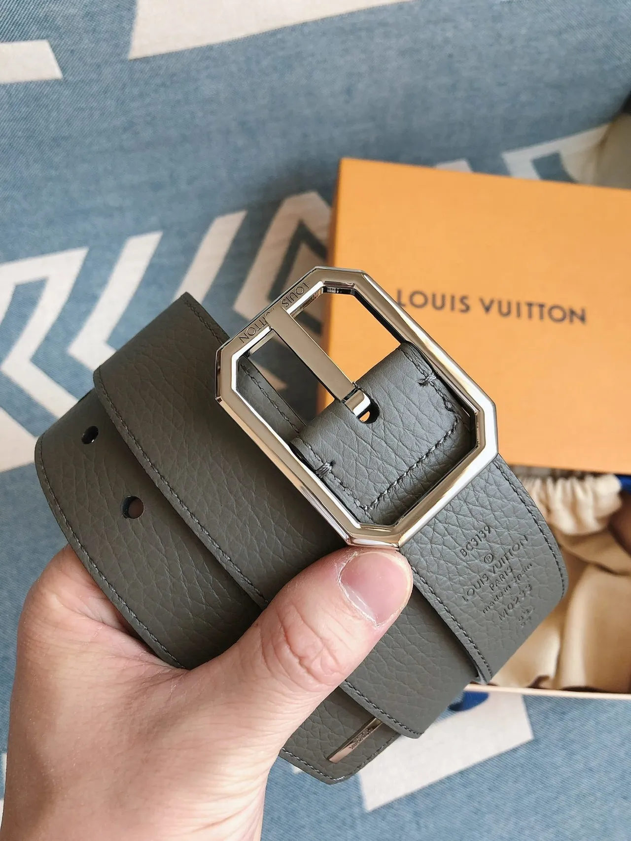 Louis Vuitton Octagonal Buckle Gray Pebbled Leather Belt 2