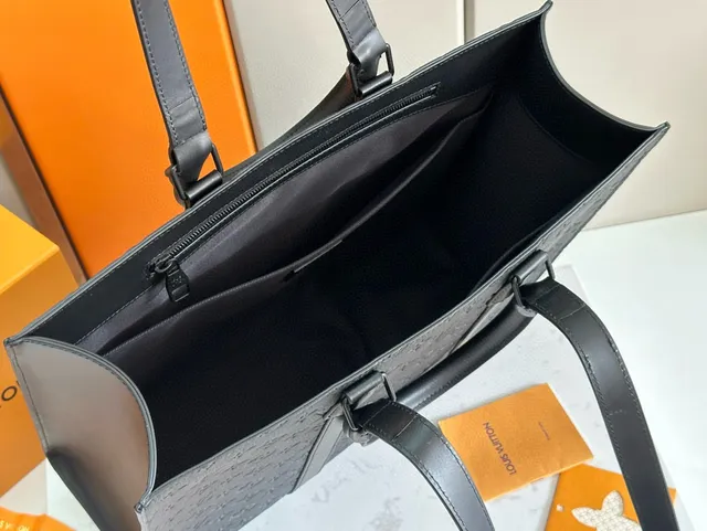 Louis Vuitton OnTheGo Tote Bolsa preta com monograma embossado em couro 2