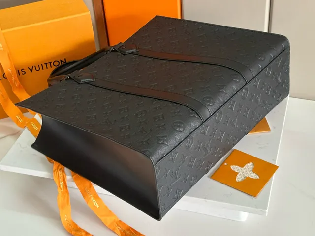 Louis Vuitton OnTheGo Tote Bolsa preta com monograma embossado em couro 3