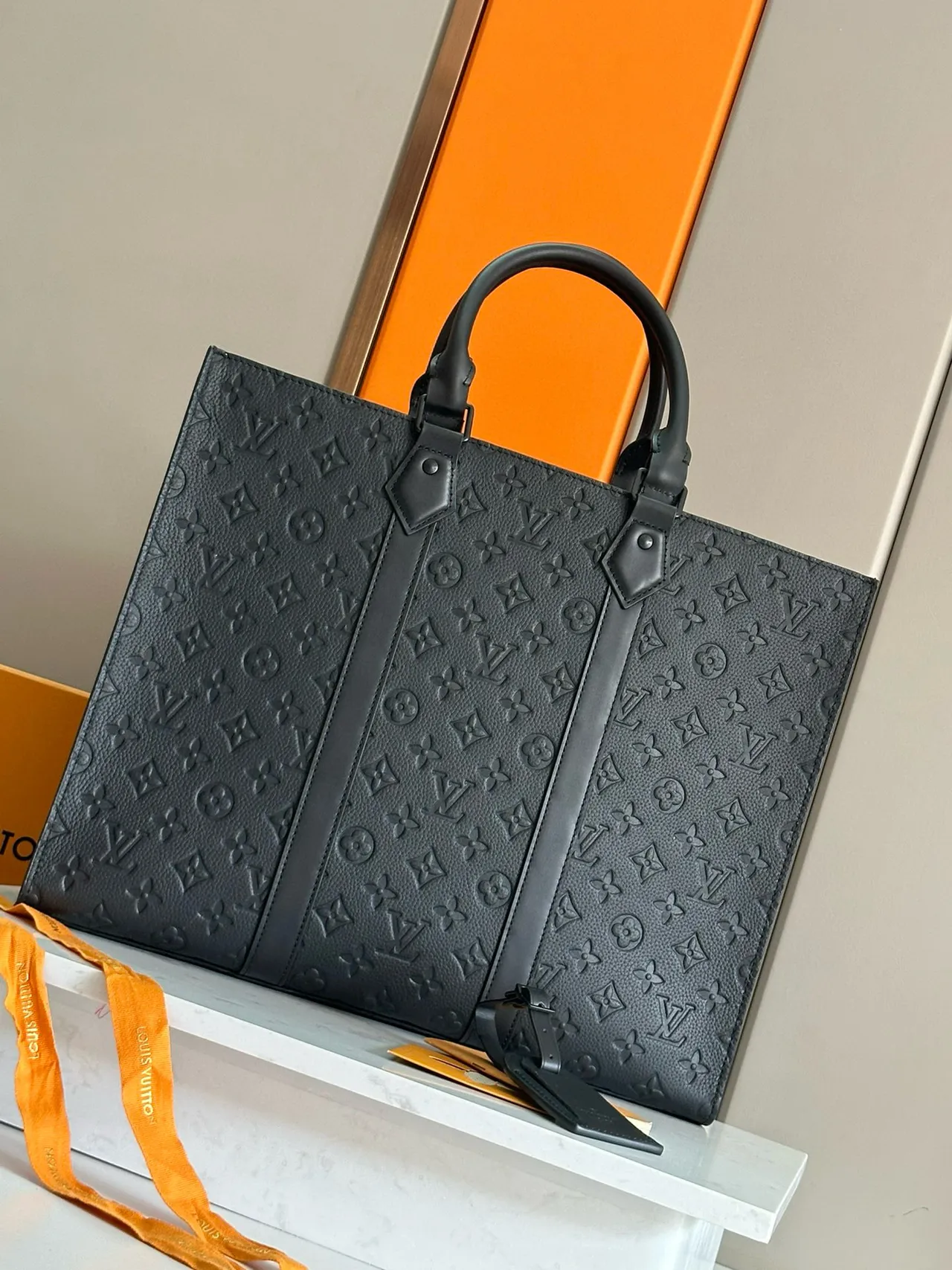 Louis Vuitton OnTheGo Tote Bolsa preta com monograma embossado em couro 4