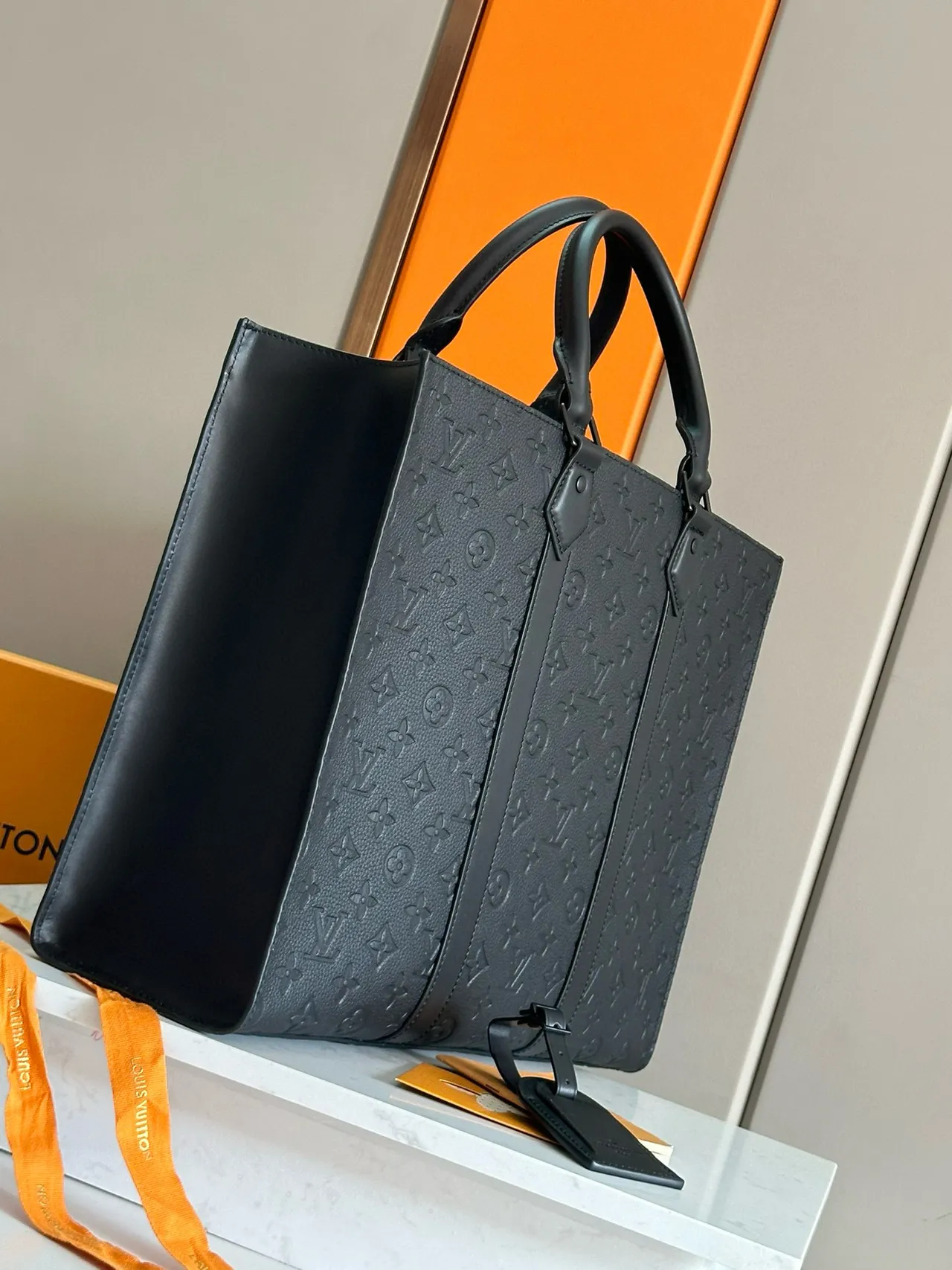Louis Vuitton OnTheGo Tote Bolsa preta com monograma embossado em couro 5