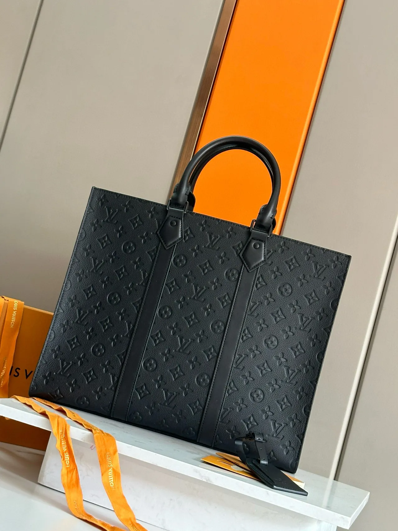 Louis Vuitton OnTheGo Tote Bolsa preta com monograma embossado em couro 6
