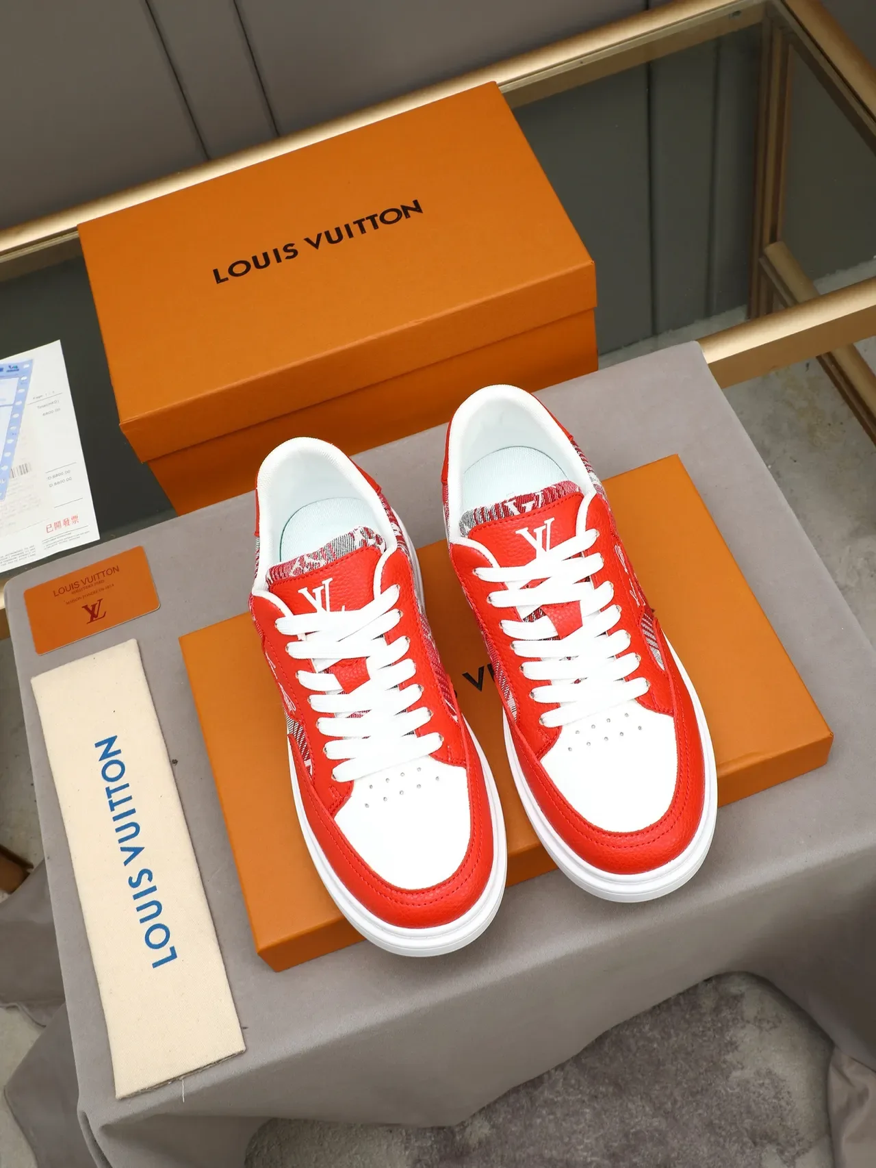 Louis Vuitton Tênis Lifestyle Vermelho Branco Monogramado Textil Baixo 2