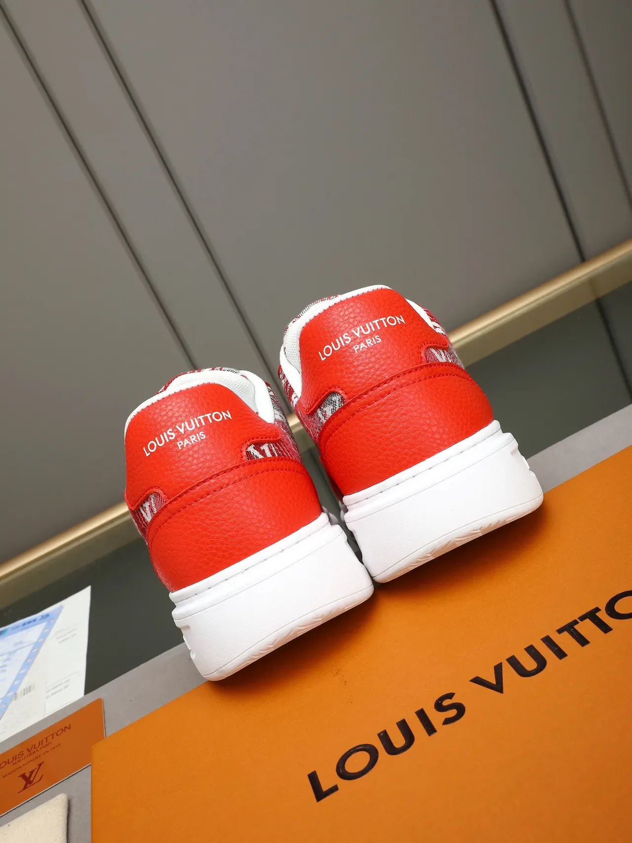 Louis Vuitton Tênis Lifestyle Vermelho Branco Monogramado Textil Baixo 3