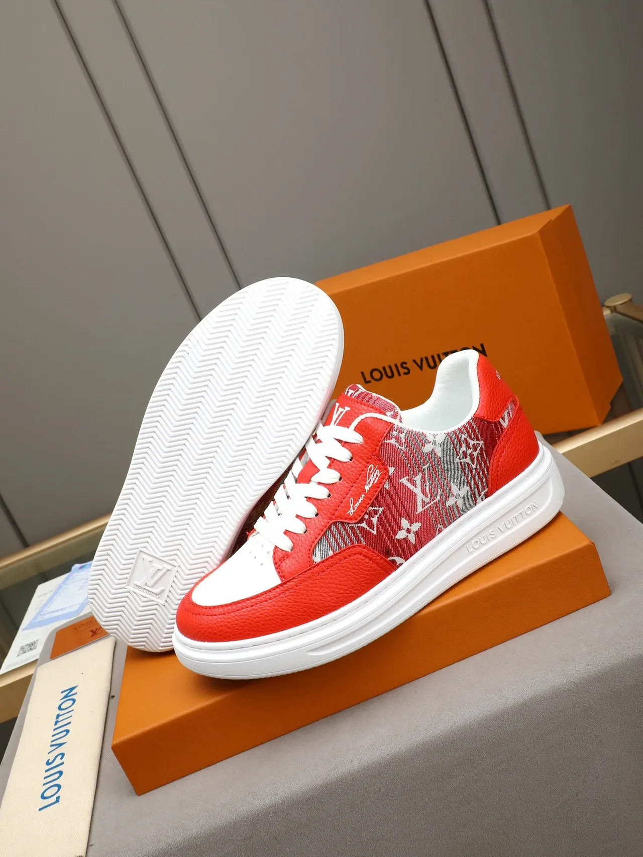 Louis Vuitton Tênis Lifestyle Vermelho Branco Monogramado Textil Baixo 4