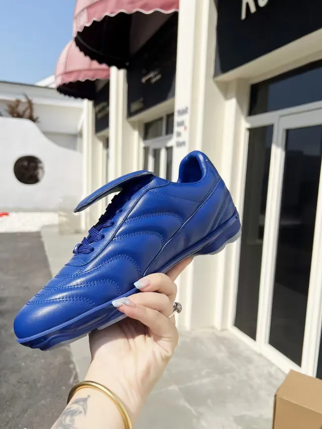Louis Vuitton Run Away Chaussures de football indoor en cuir bleu 7