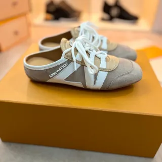 Louis Vuitton Run Away Mule বেজ এবং সাদা লাইফস্টাইল স্নিকার