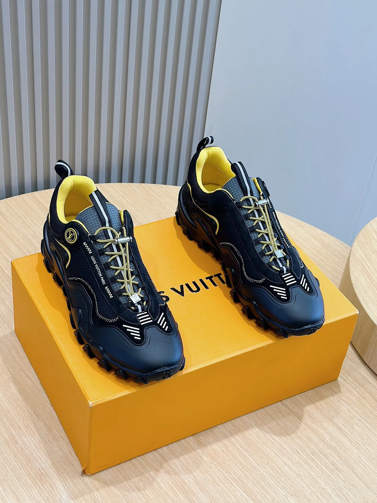 Louis Vuitton Trail أحذية رياضية سوداء وصفراء سميكة 2