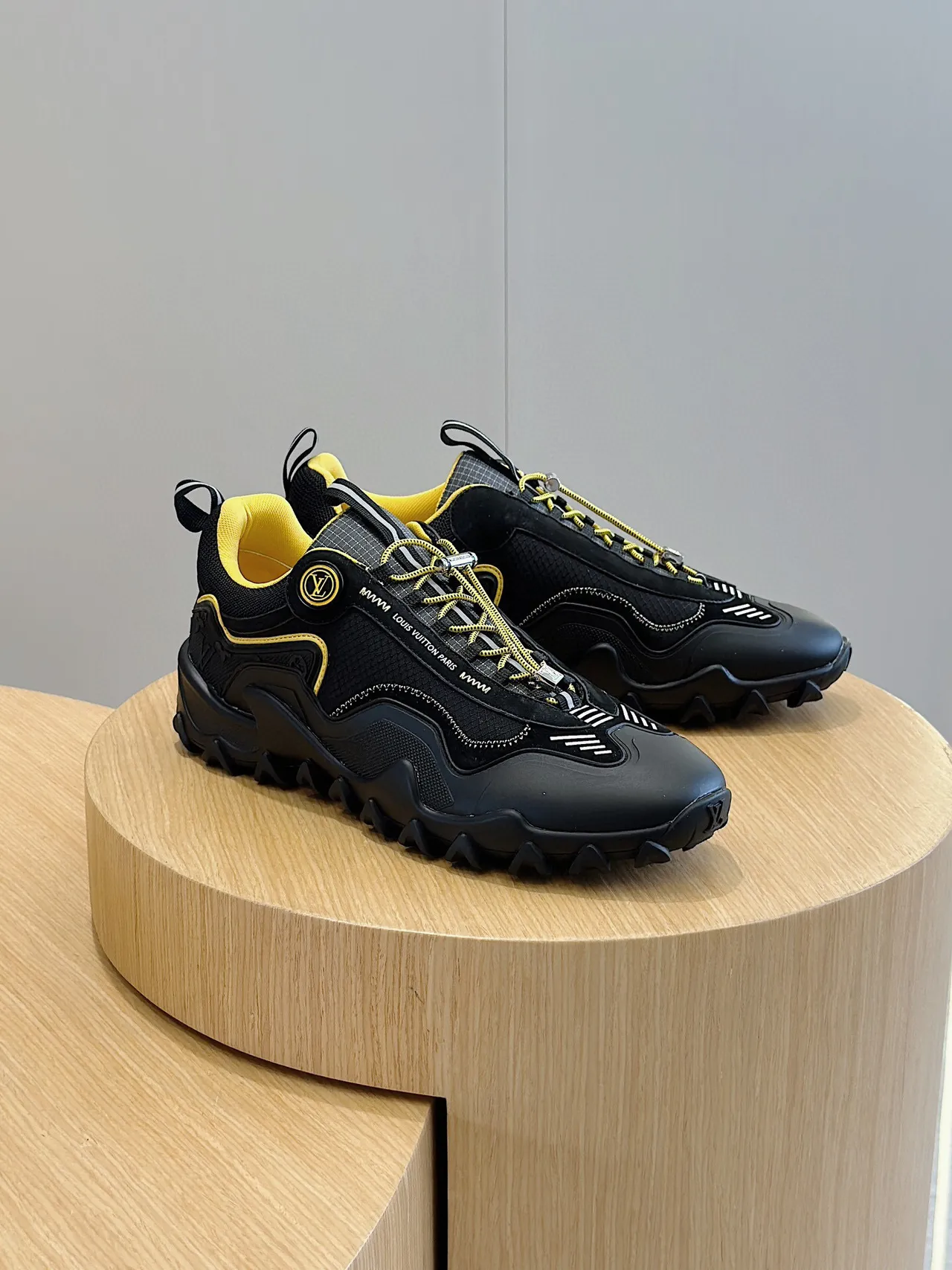 Louis Vuitton Trail أحذية رياضية سوداء وصفراء سميكة 3