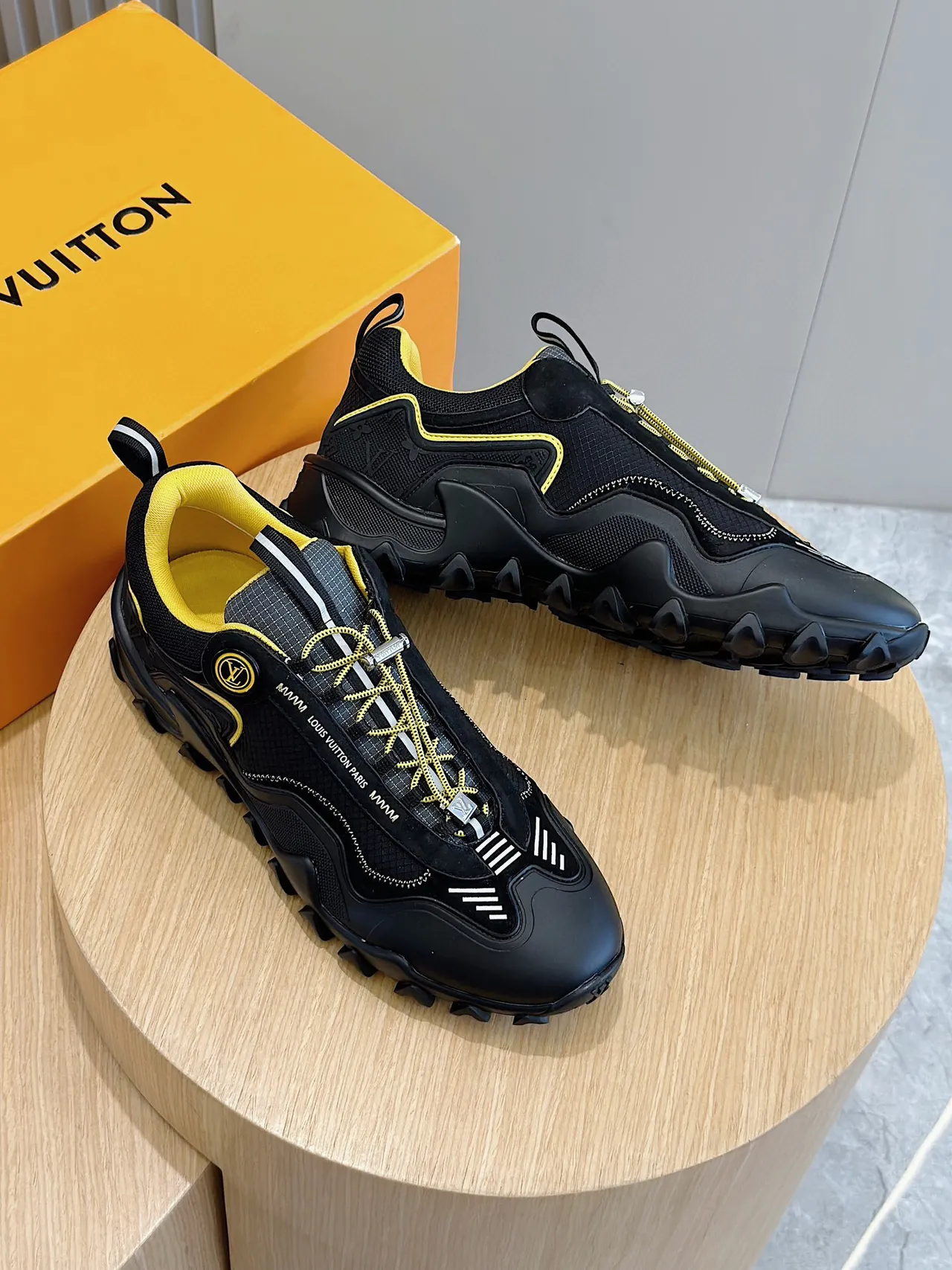 Louis Vuitton Trail أحذية رياضية سوداء وصفراء سميكة 7