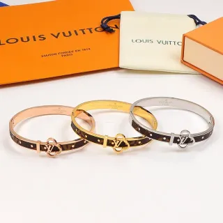Louis Vuitton Pulsera de Brazalete con Monograma Twist en Cuero Recubierto con Bisagra