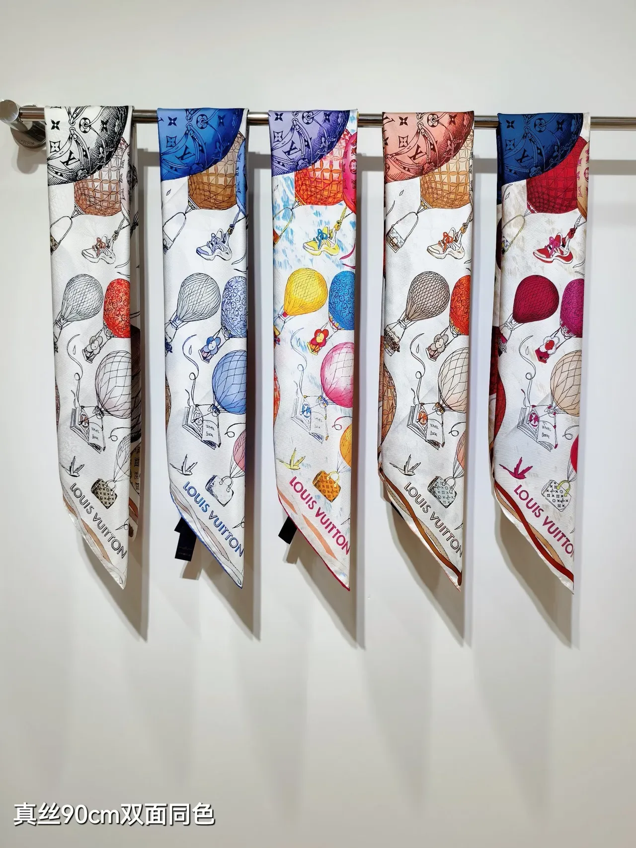 Louis Vuitton Up and Away 90 Foulard en Soie 9
