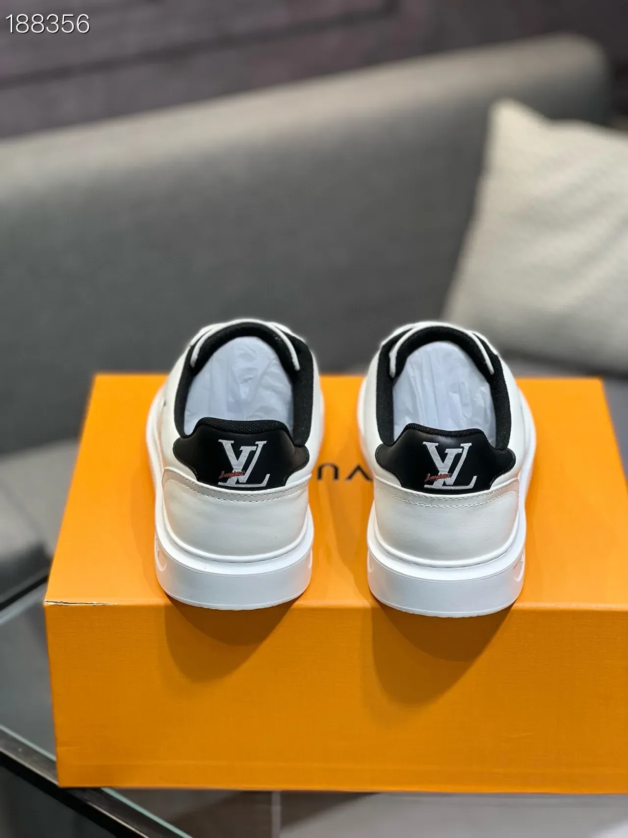 Louis Vuitton Tênis Lifestyle de Couro Branco e Preto Low Top Bordado Motivo Lateral 2