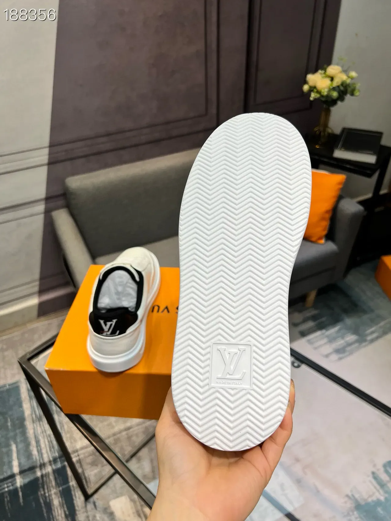 Louis Vuitton Tênis Lifestyle de Couro Branco e Preto Low Top Bordado Motivo Lateral 3