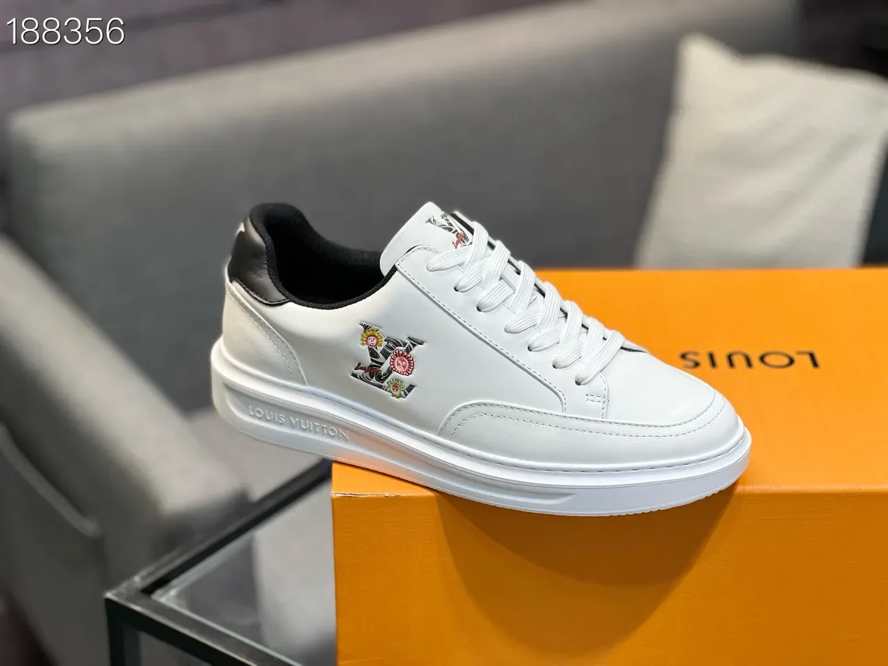 Louis Vuitton Tênis Lifestyle de Couro Branco e Preto Low Top Bordado Motivo Lateral 4