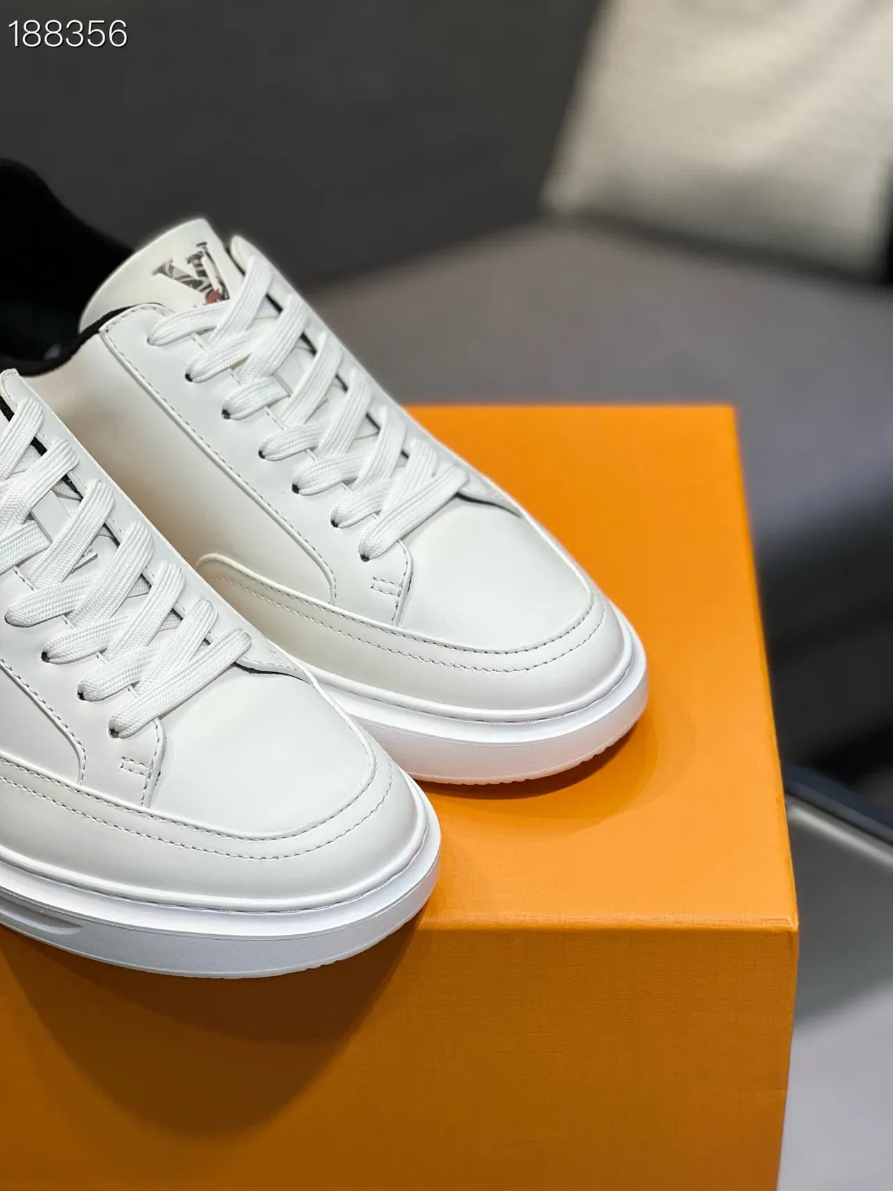Louis Vuitton Tênis Lifestyle de Couro Branco e Preto Low Top Bordado Motivo Lateral 5