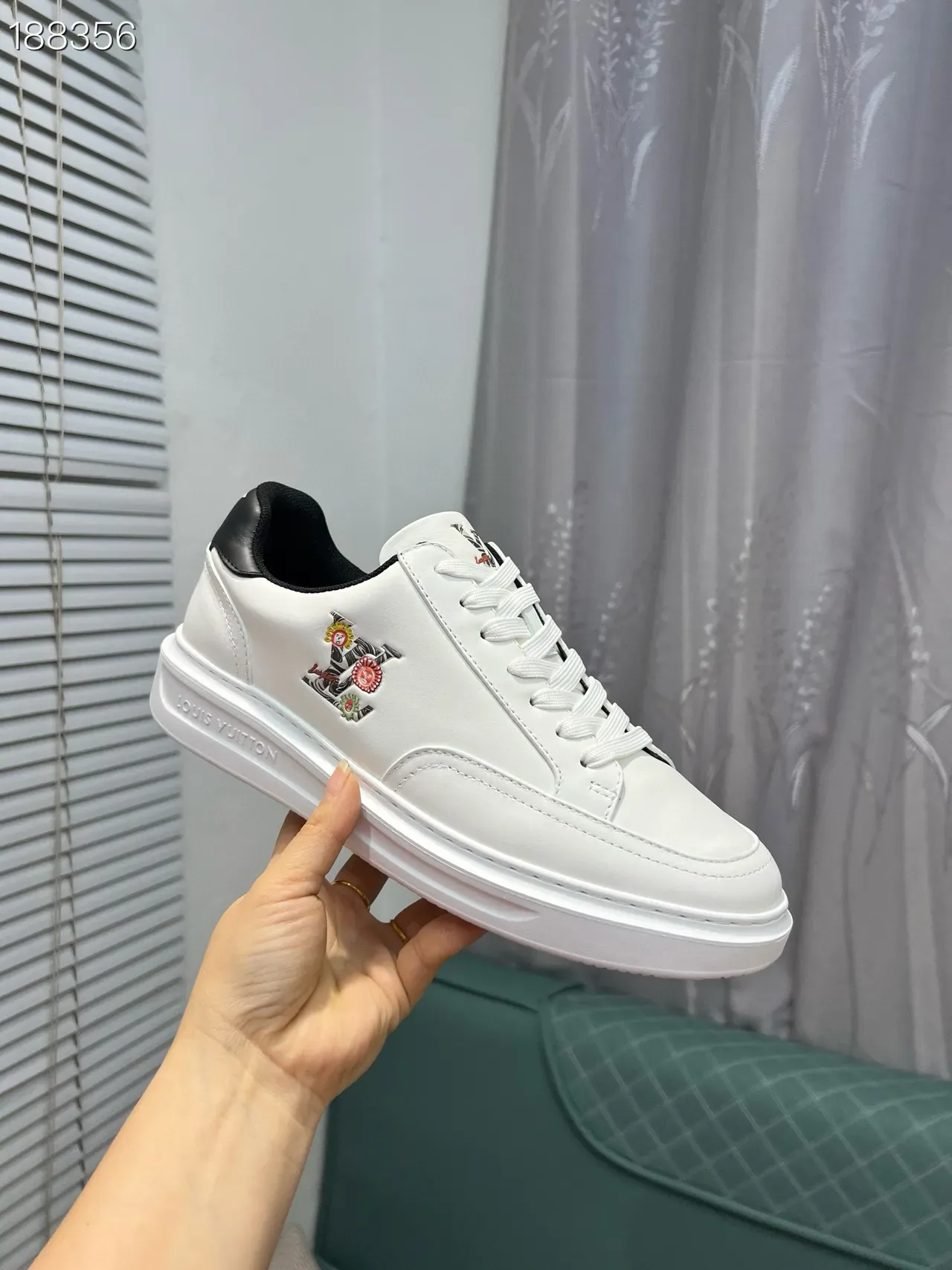 Louis Vuitton Tênis Lifestyle de Couro Branco e Preto Low Top Bordado Motivo Lateral 6