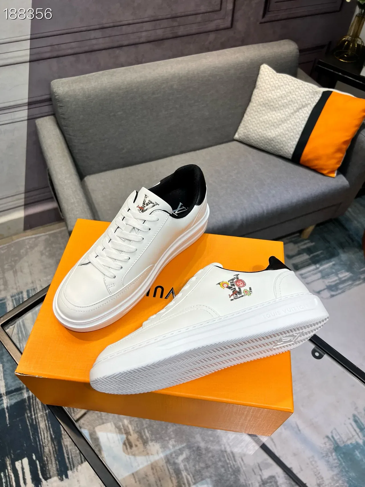Louis Vuitton Tênis Lifestyle de Couro Branco e Preto Low Top Bordado Motivo Lateral 7