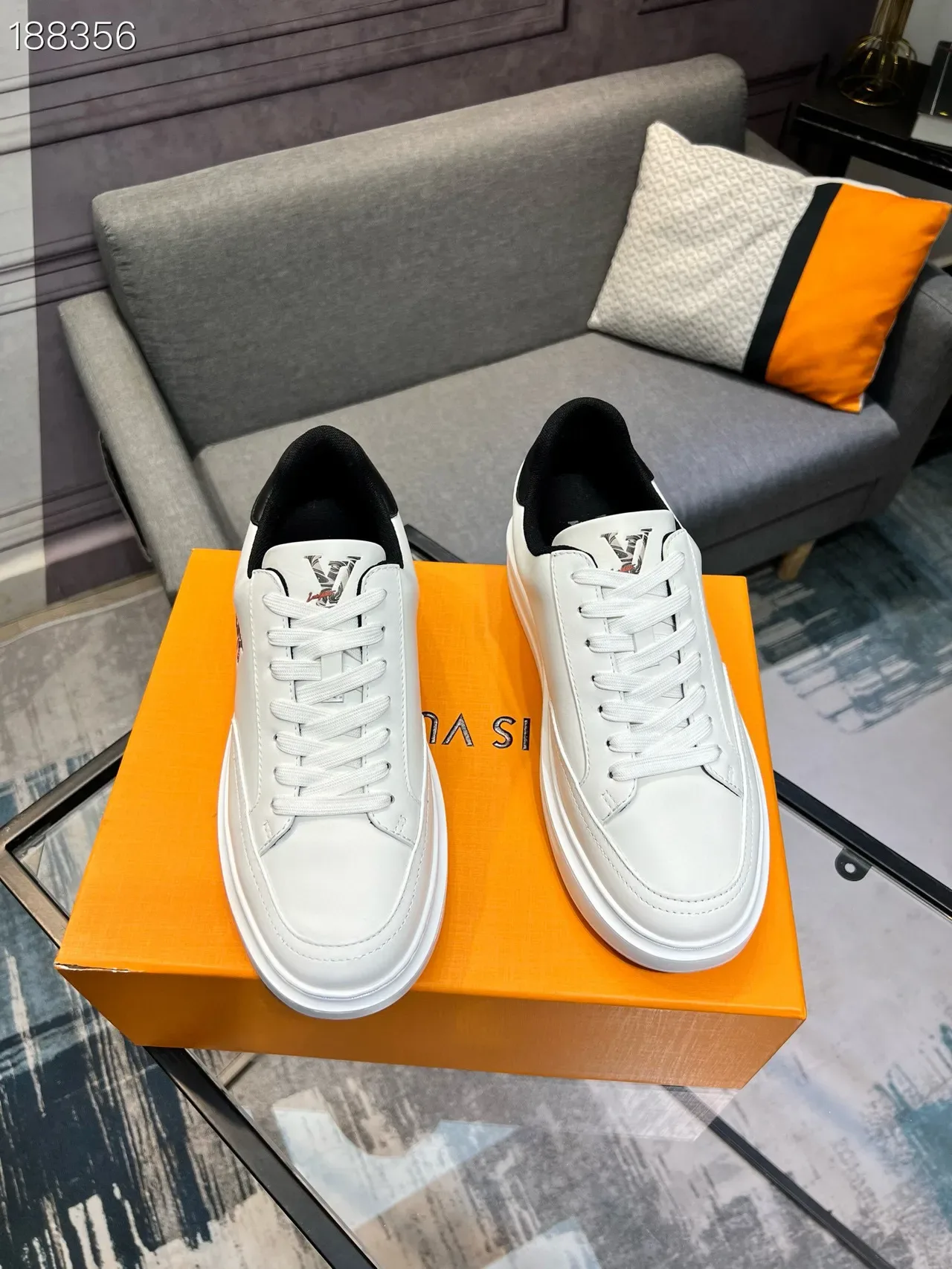 Louis Vuitton Tênis Lifestyle de Couro Branco e Preto Low Top Bordado Motivo Lateral 8