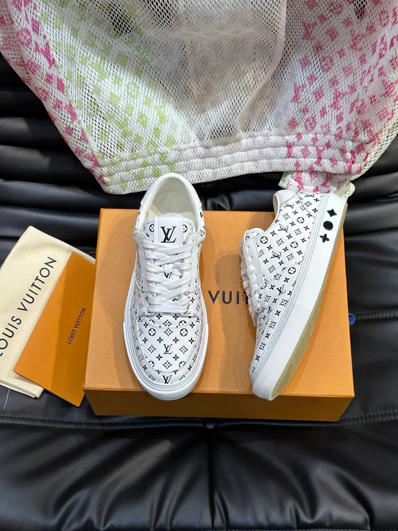 Louis Vuitton সাদা কালো মনোগ্রাম-প্রিন্ট লেদার লো-টপ লাইফস্টাইল স্নিকার্স 5