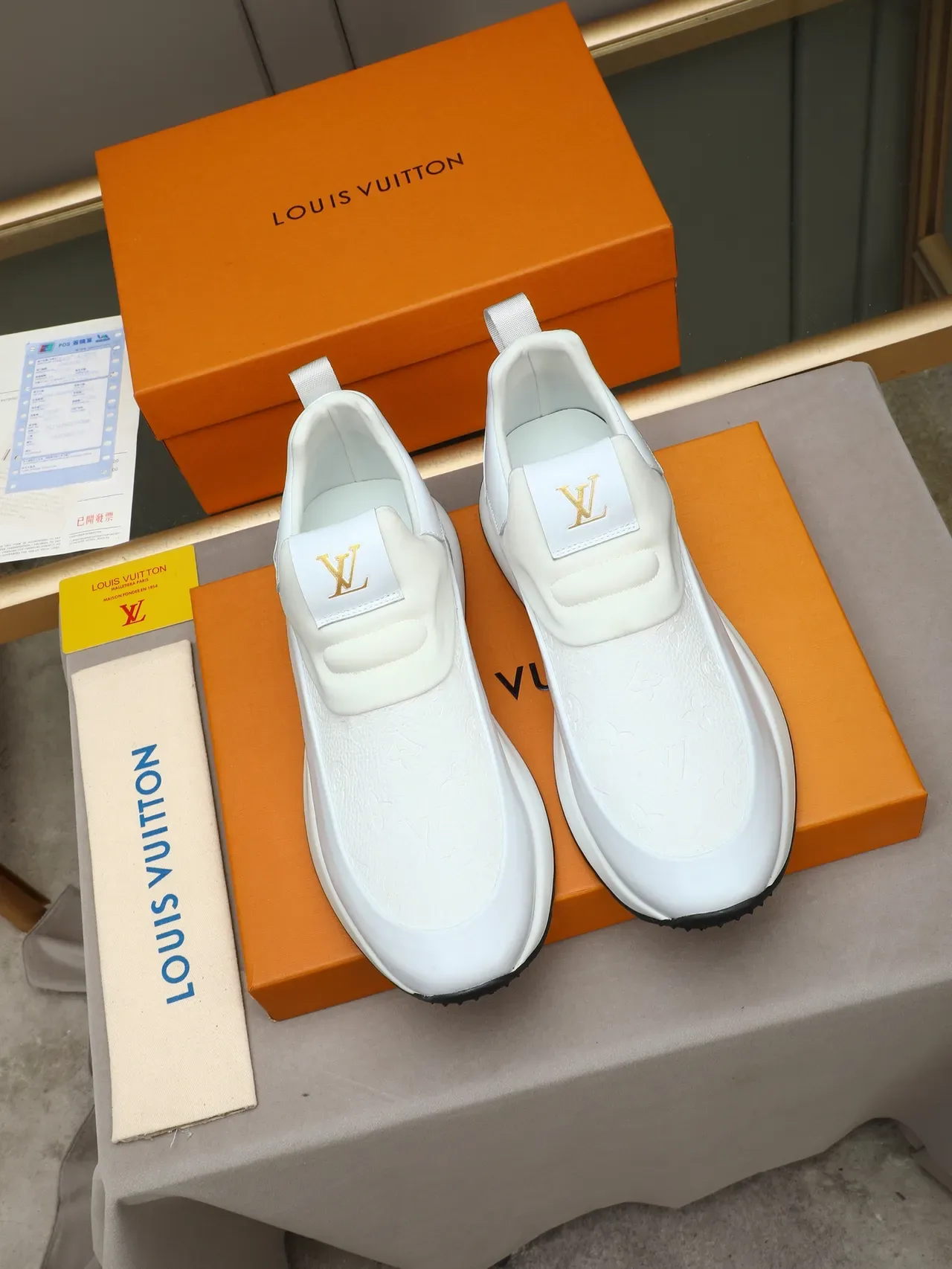 Louis Vuitton সাদা কালো স্লিপ-অন মনোগ্রাম লেদার লাইফস্টাইল স্নিকার্স 2