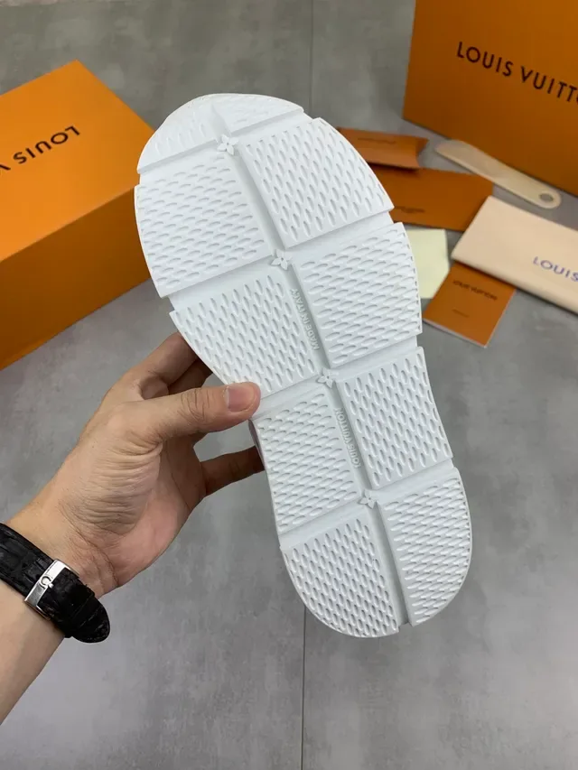 Louis Vuitton Sneakers Blancs en Cuir Monogramme Embossé Semelle Chunky Platform Style Lifestyle 3