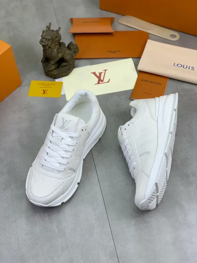 Louis Vuitton Sneakers Blancs en Cuir Monogramme Embossé Semelle Chunky Platform Style Lifestyle 4