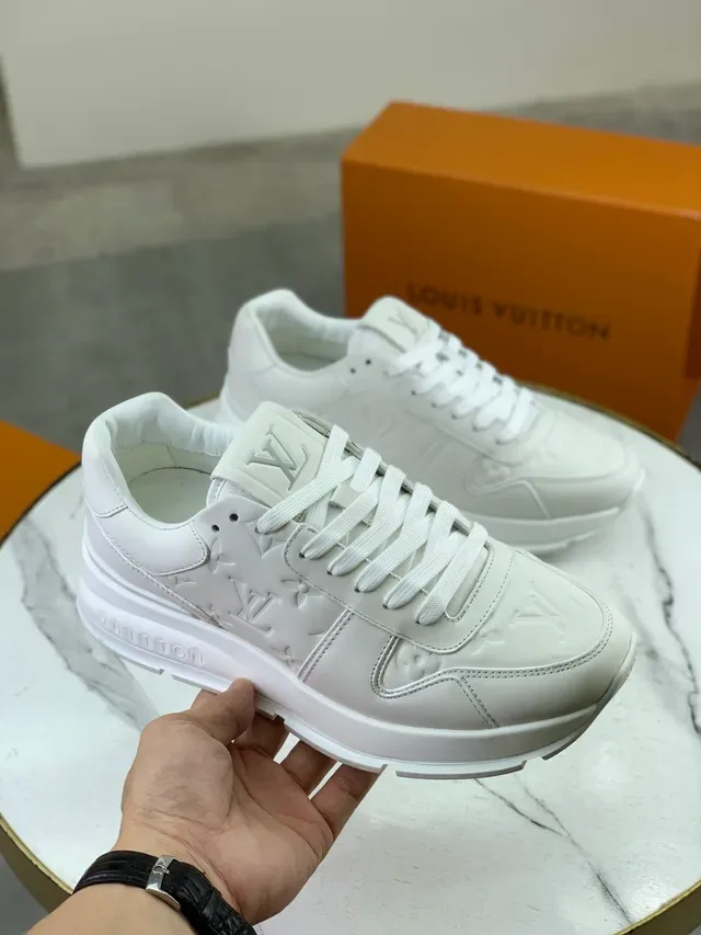 Louis Vuitton Sneakers Blancs en Cuir Monogramme Embossé Semelle Chunky Platform Style Lifestyle 5