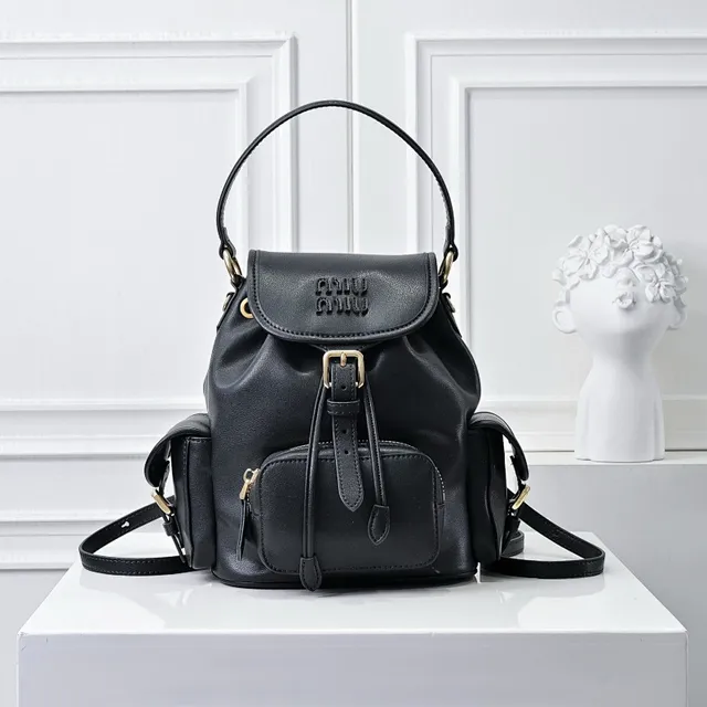 Miu Miu Mochila Mini de Cuero Estructurada con Cierre de Cordón Cinch Negro y Oro 2